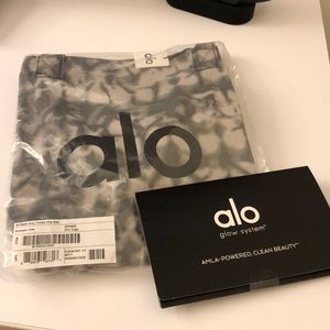 Alo Yoga Tiedye Shopper Tote and Sample Set